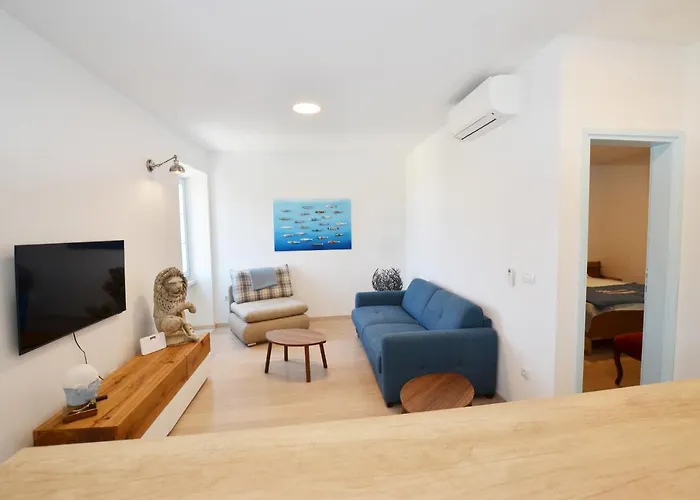 Leone Sea View Apartament *